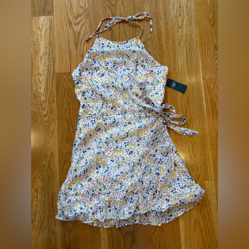 NWT Abercrombie & Fitch White Floral Wrap Dress with Halter Top (Size L)